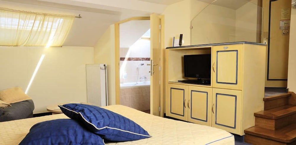 Les Reflets Jaunes Double Room 4