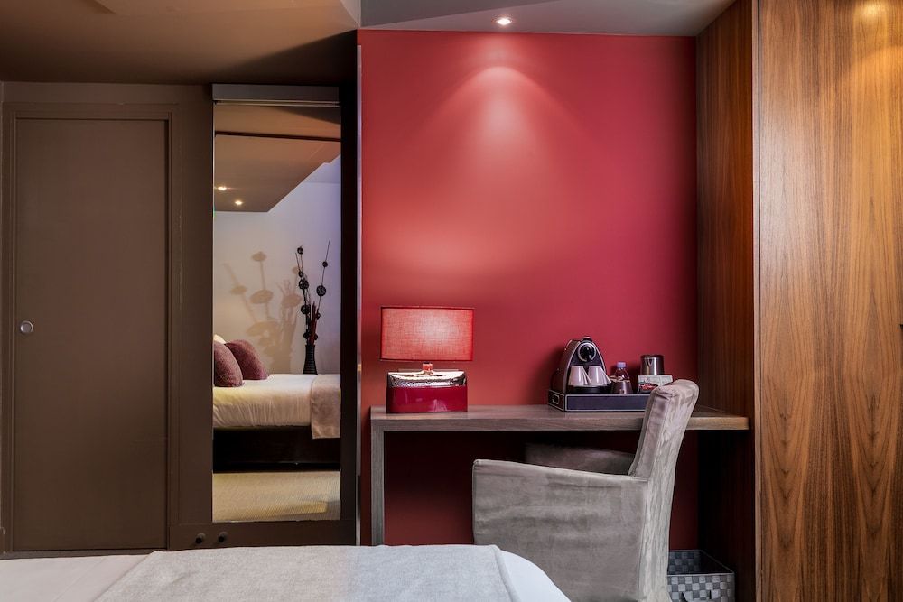 Ivan Vautier Comfort Room 12