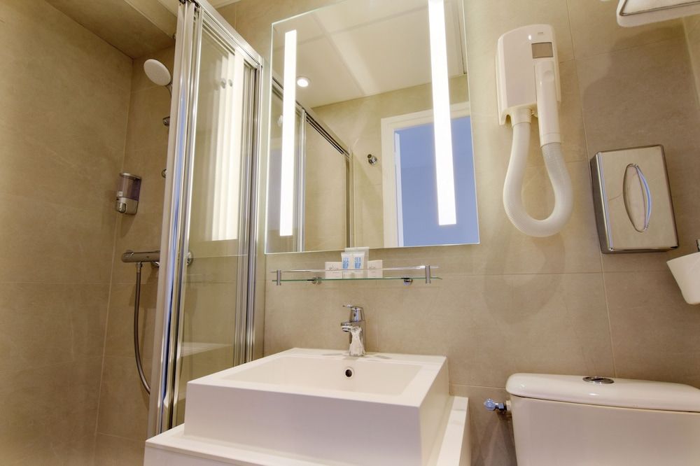 Avia Saphir Montparnasse Twin Room 13