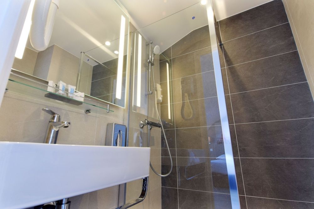 Avia Saphir Montparnasse Twin Room 20