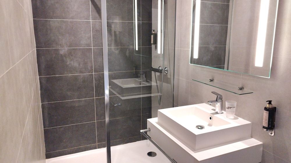 Avia Saphir Montparnasse Twin Room 16