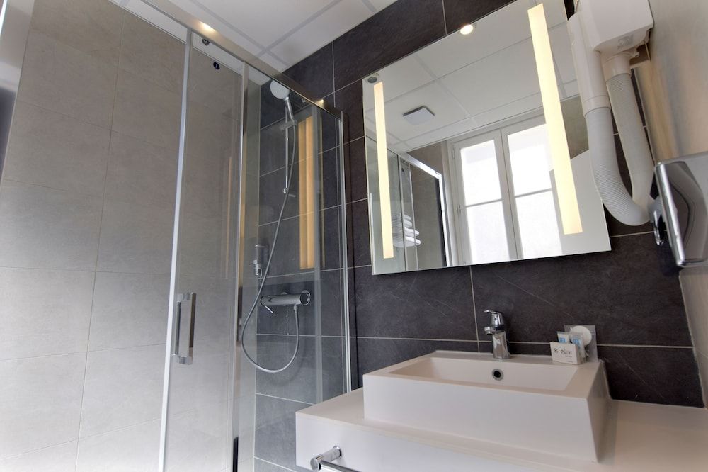 Avia Saphir Montparnasse Twin Room 18