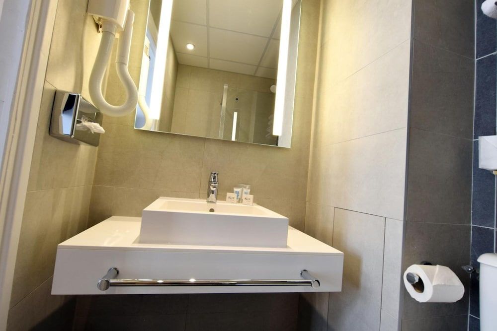 Avia Saphir Montparnasse Twin Room 16