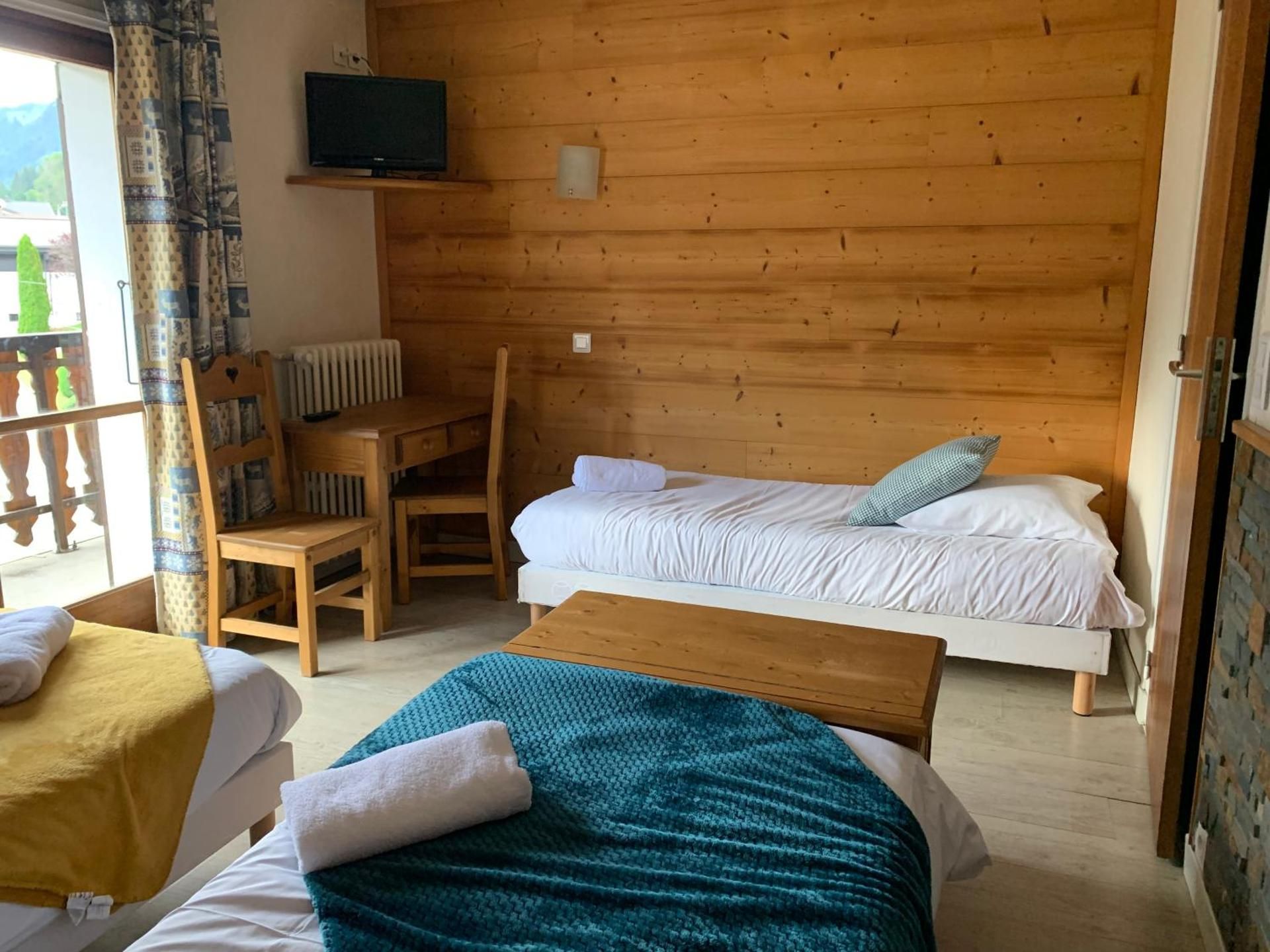Triple Room with Mountain View ( 3 single beds)