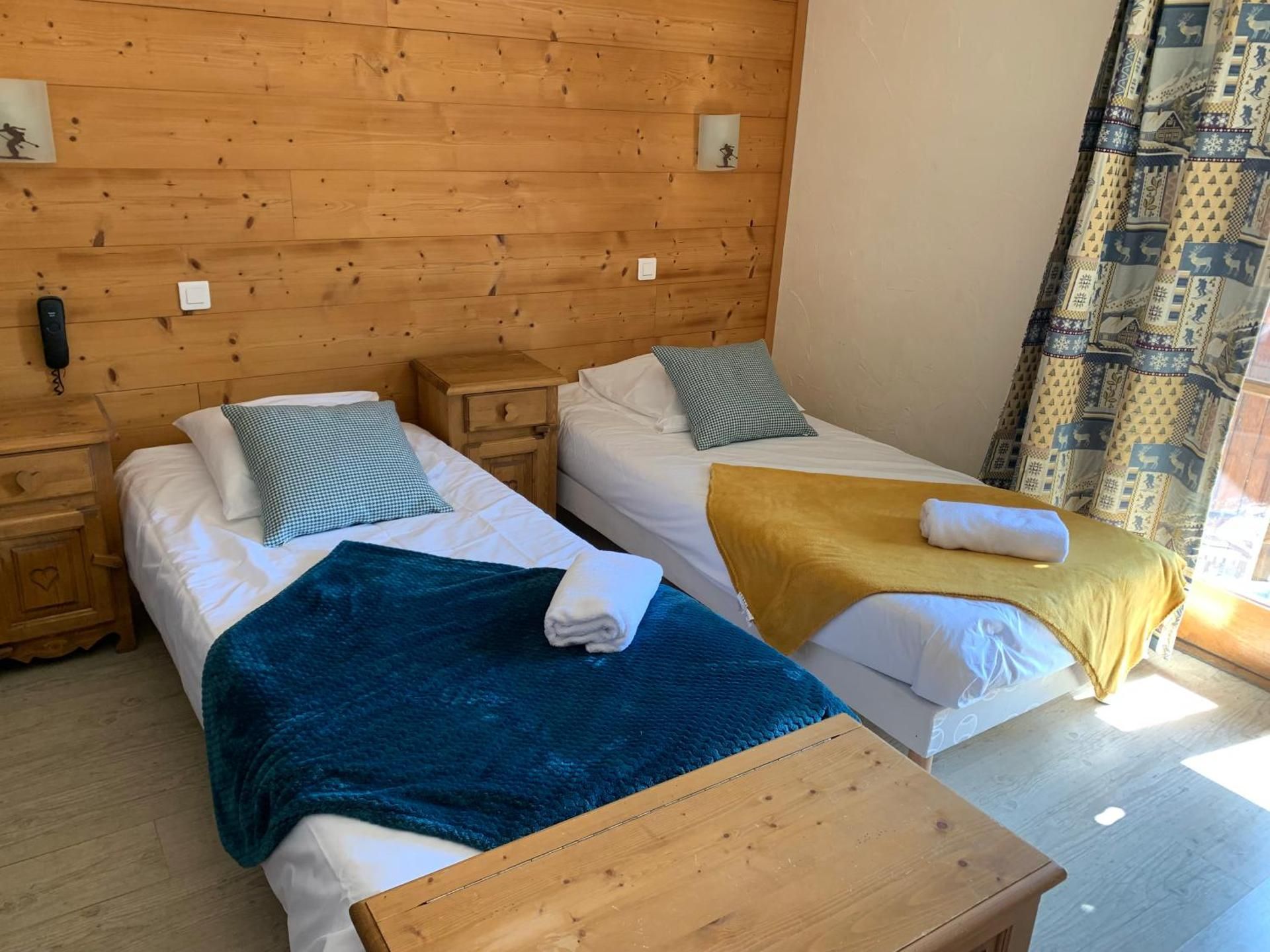 Triple Room with Mountain View ( 3 single beds)