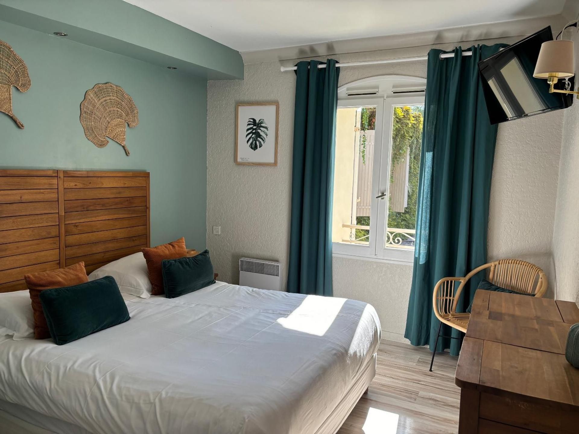 Queen Room with Pool View