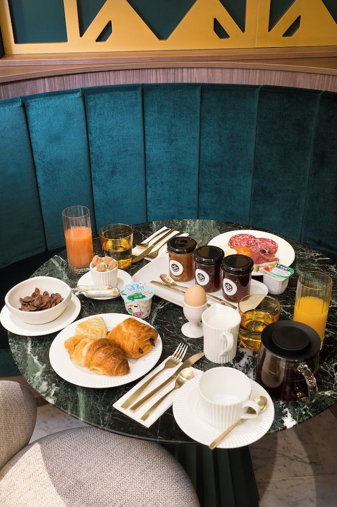 undefined Artemisia Montmartre 10