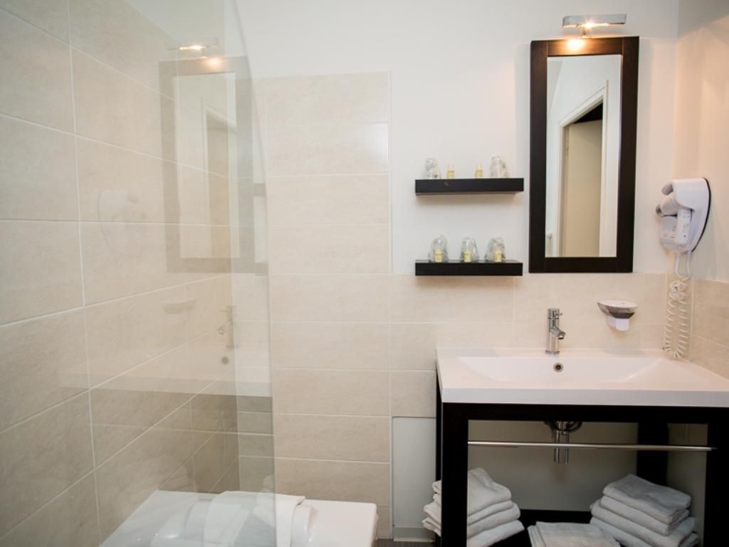 Quintuple Room