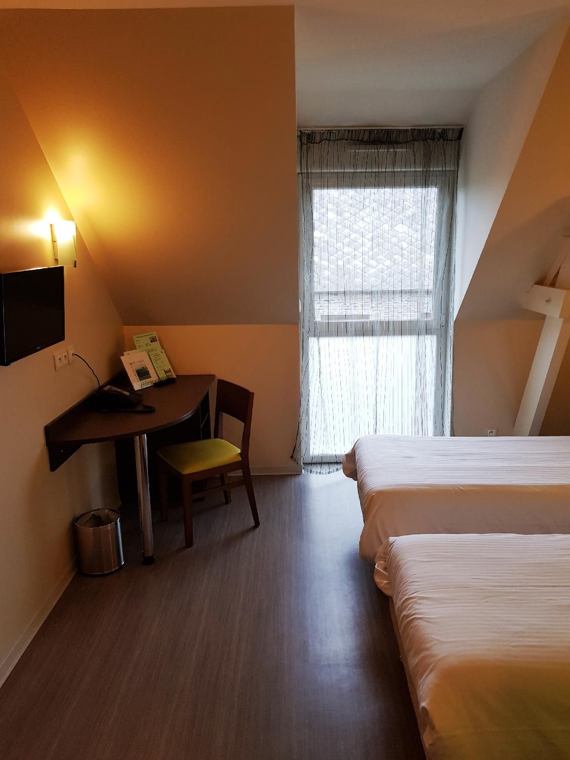 2 Twin Beds