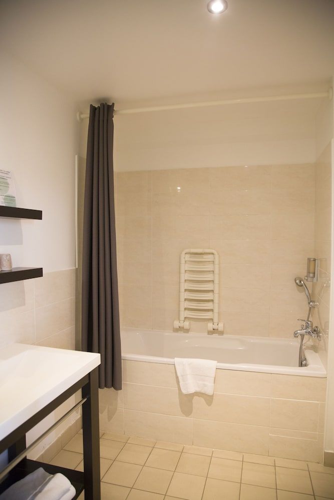 Accessible Twin Room with shower