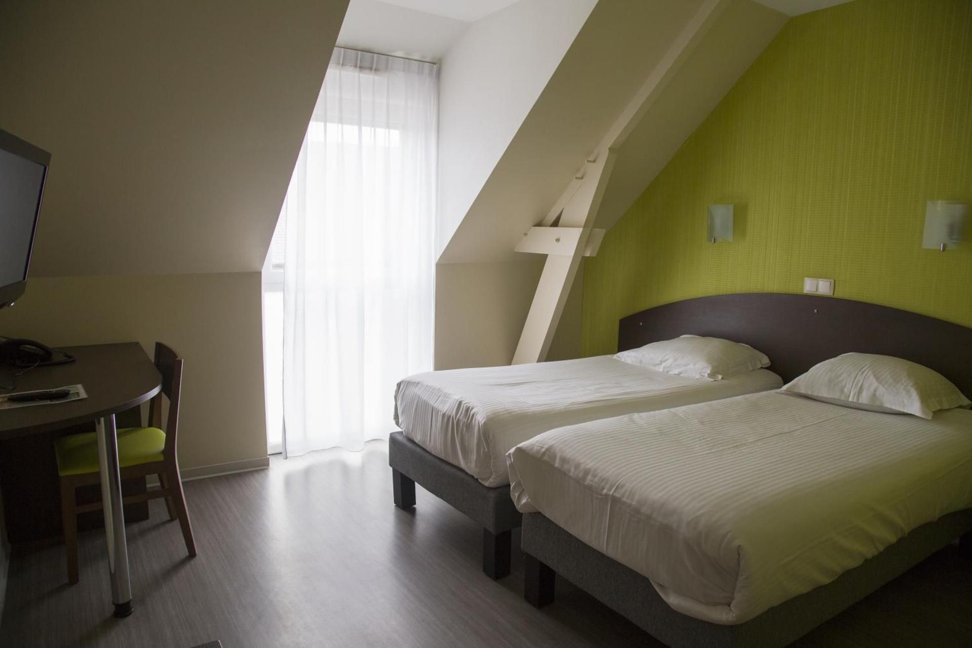 2 Twin Beds
