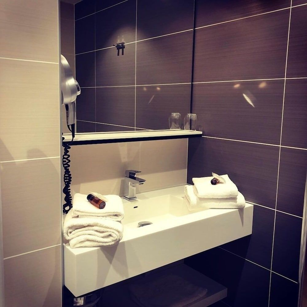 Hôtel de la Paix Standard Double Room 18