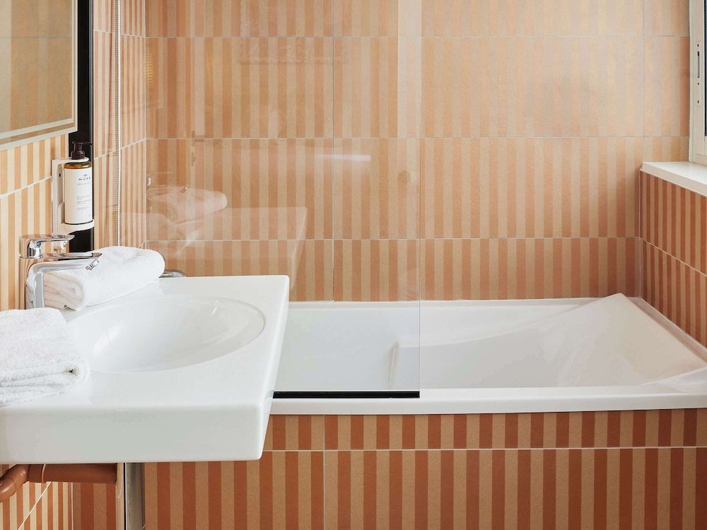 Mercure Saint Raphael Centre Plage Classic Room, Multiple Beds, City View 6