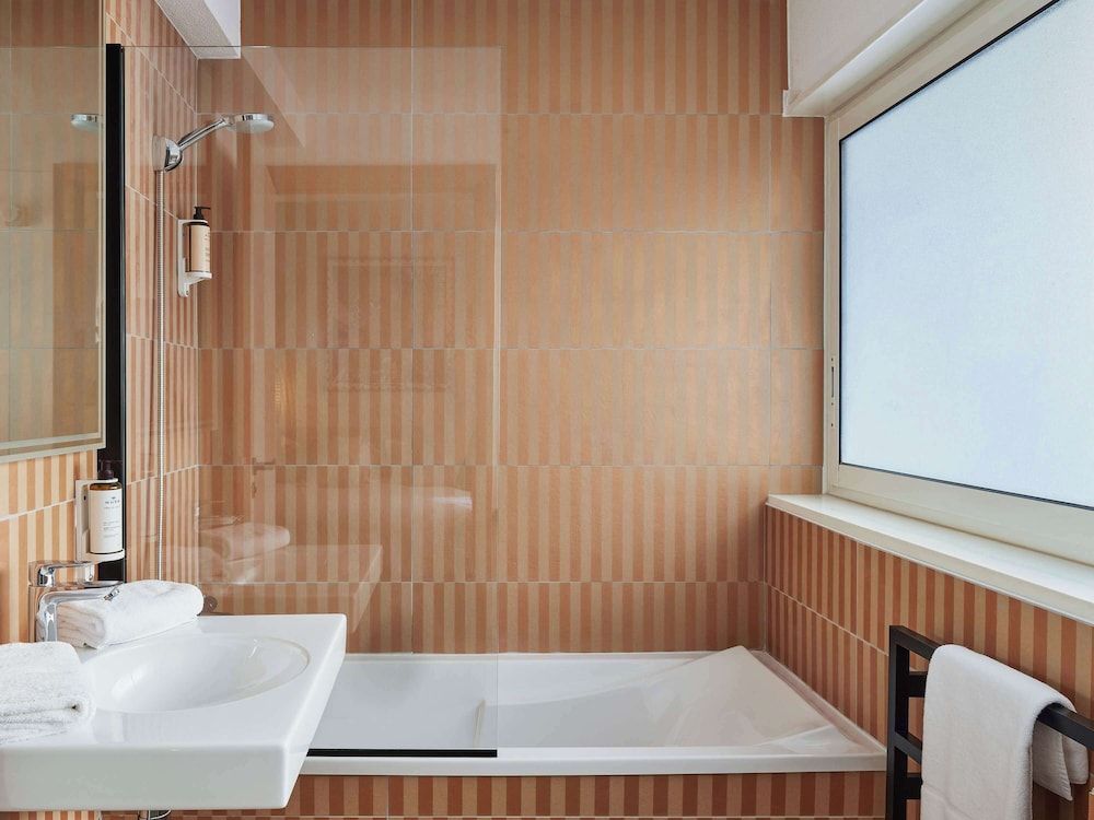 Mercure Saint Raphael Centre Plage Classic Room, Multiple Beds, City View 7