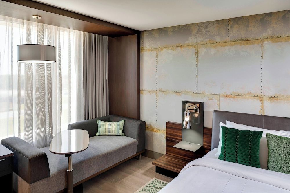 Club Room, 1 King Bed, Non Smoking (Mobility Accessible, Roll-In Shower)