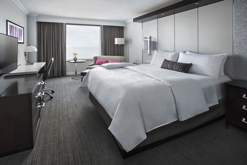 Room, 1 King Bed (Mobility Accessible, Tub)