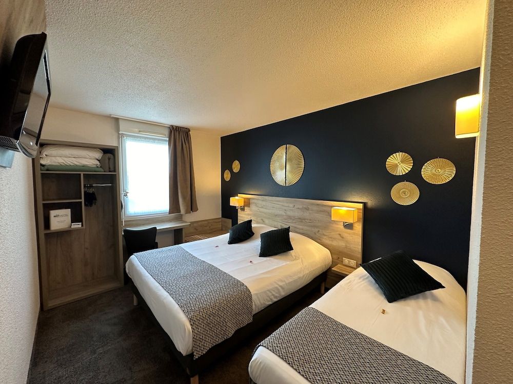 Brit Hotel Saumur Triple Room 3