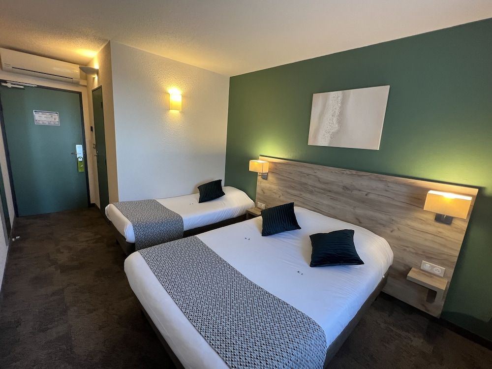 Brit Hotel Saumur Triple Room 2