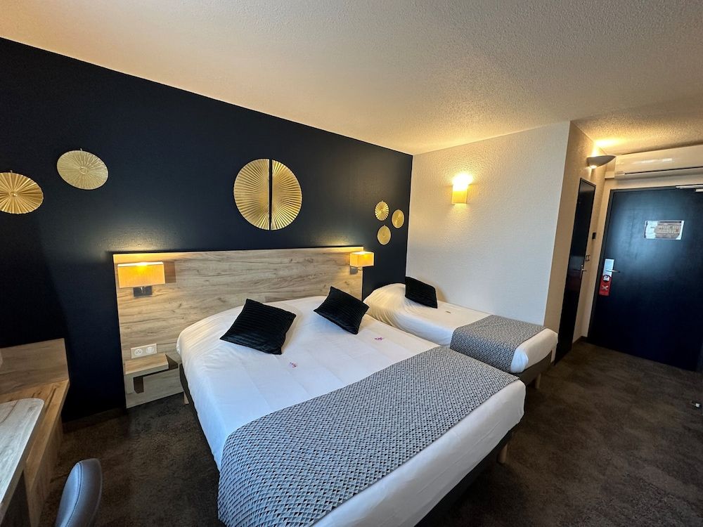 Brit Hotel Saumur Triple Room 4