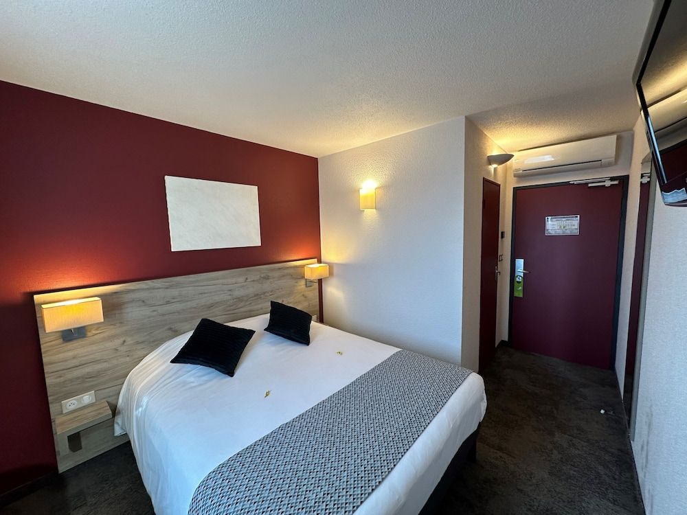 Brit Hotel Saumur Double Room 4