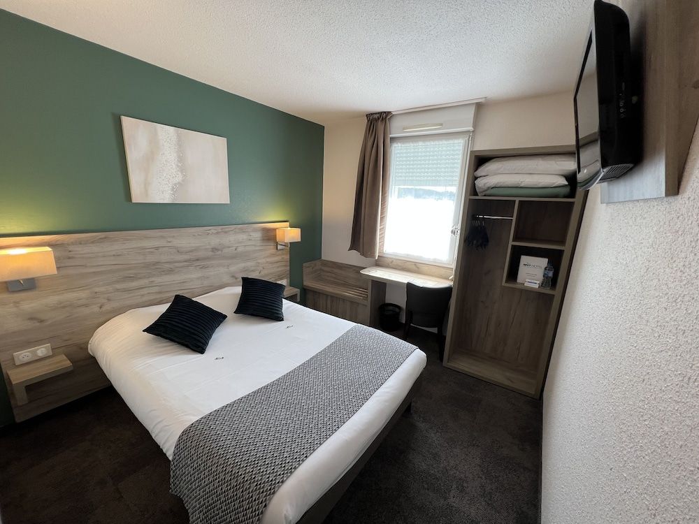 Brit Hotel Saumur Double Room 2