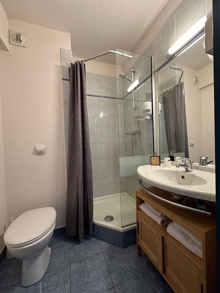 Brit Hotel Saumur Comfort Double Room 4