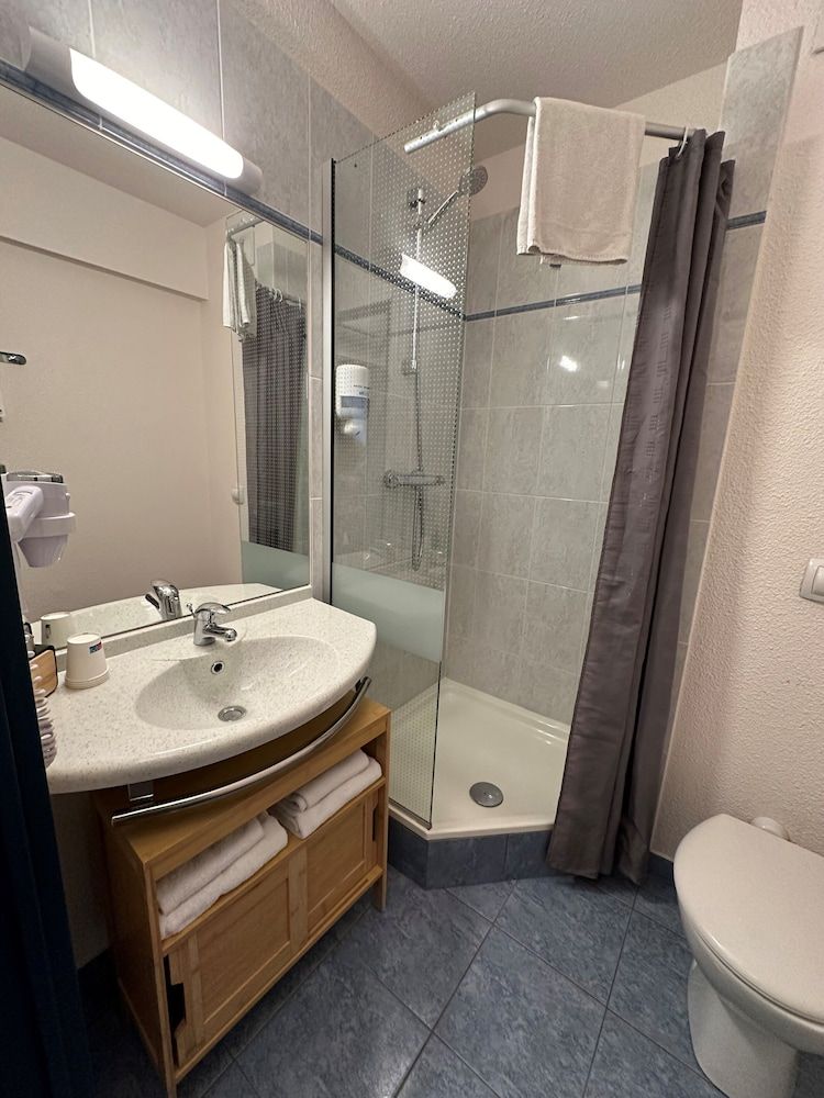 Brit Hotel Saumur Triple Room 6