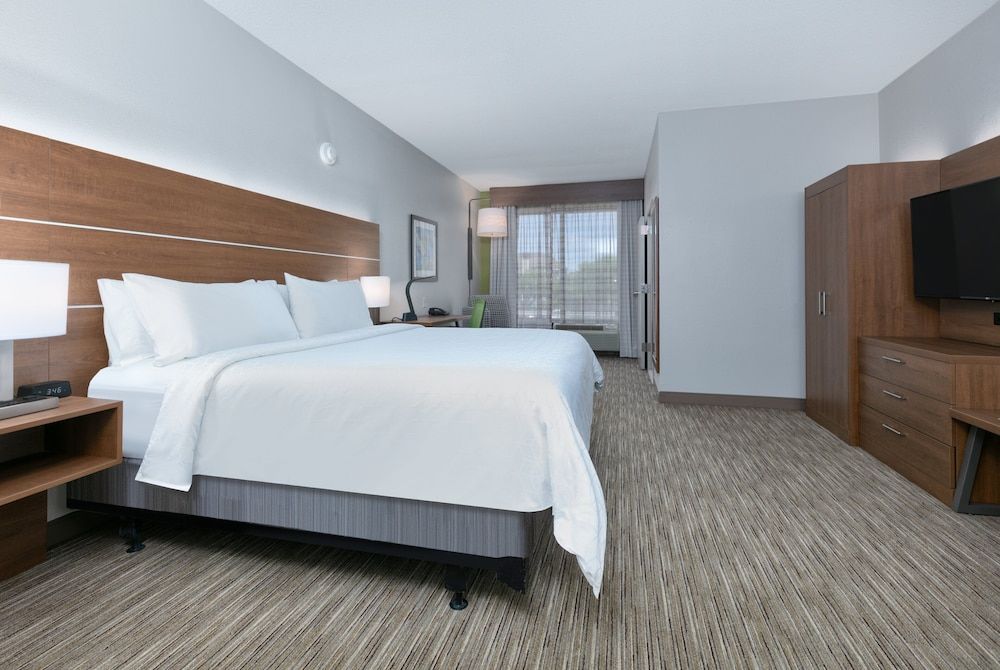 Suite, 1 King Bed, Accessible (Mobility, Roll-In Shower)