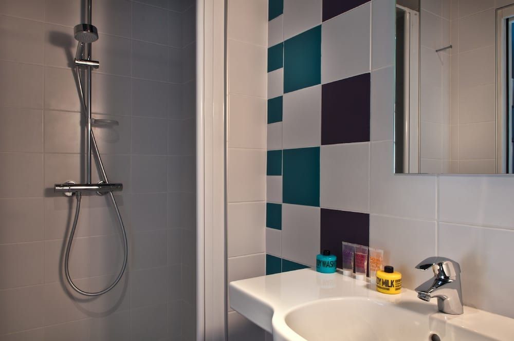 Hotel des Métallos Twin Room 4