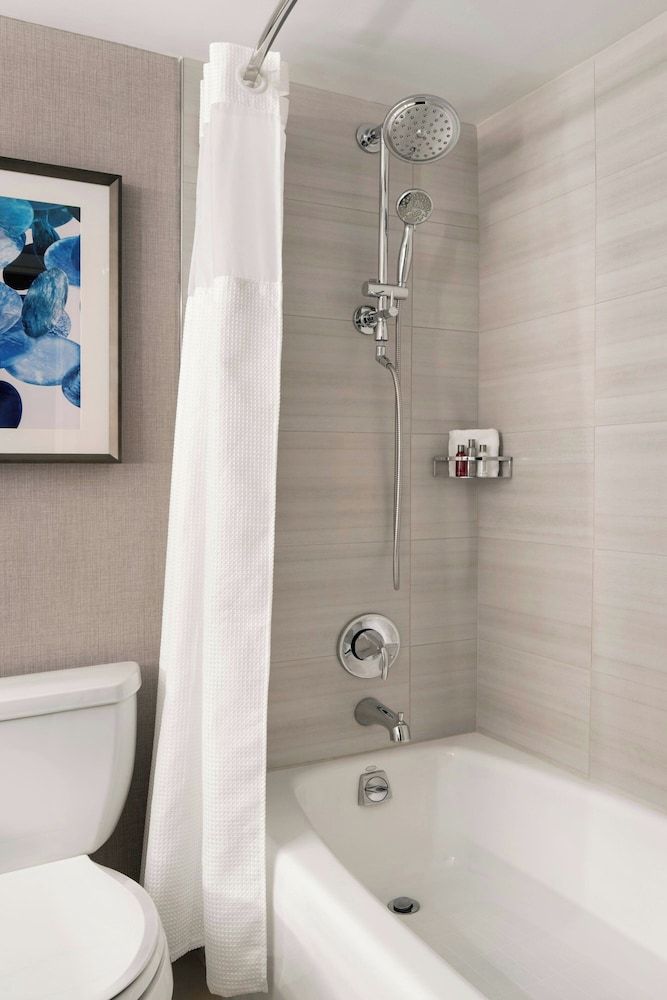 Marriott San Francisco Fisherman's Wharf Room, 1 King Bed (Mobility/Hearing Accessible, Tub) 2