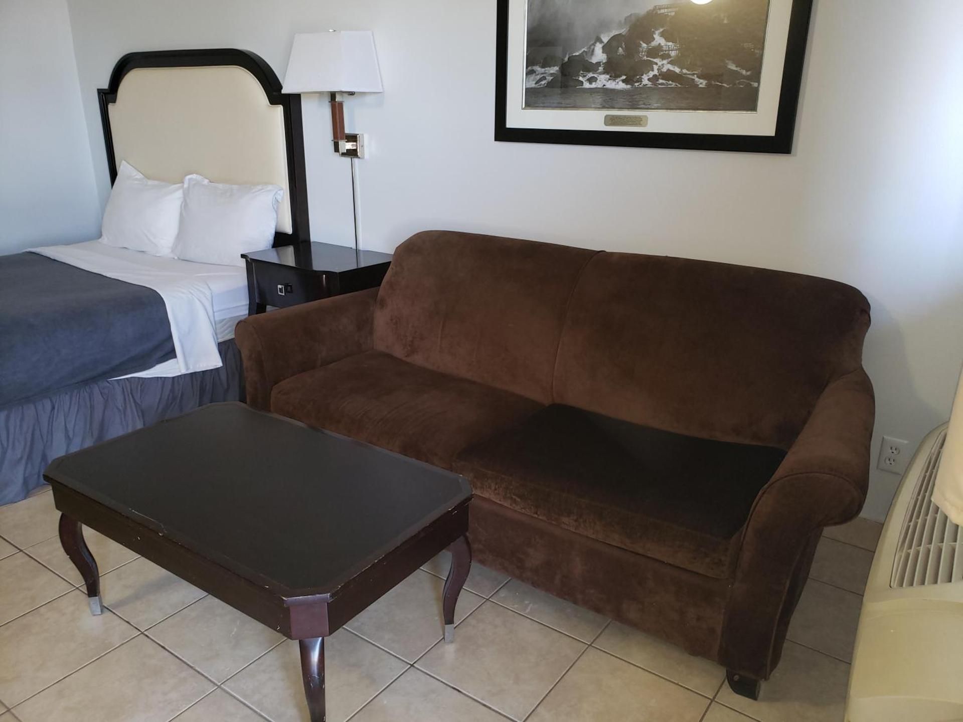 Niagara Falls Courtside Inn Queen Room 3