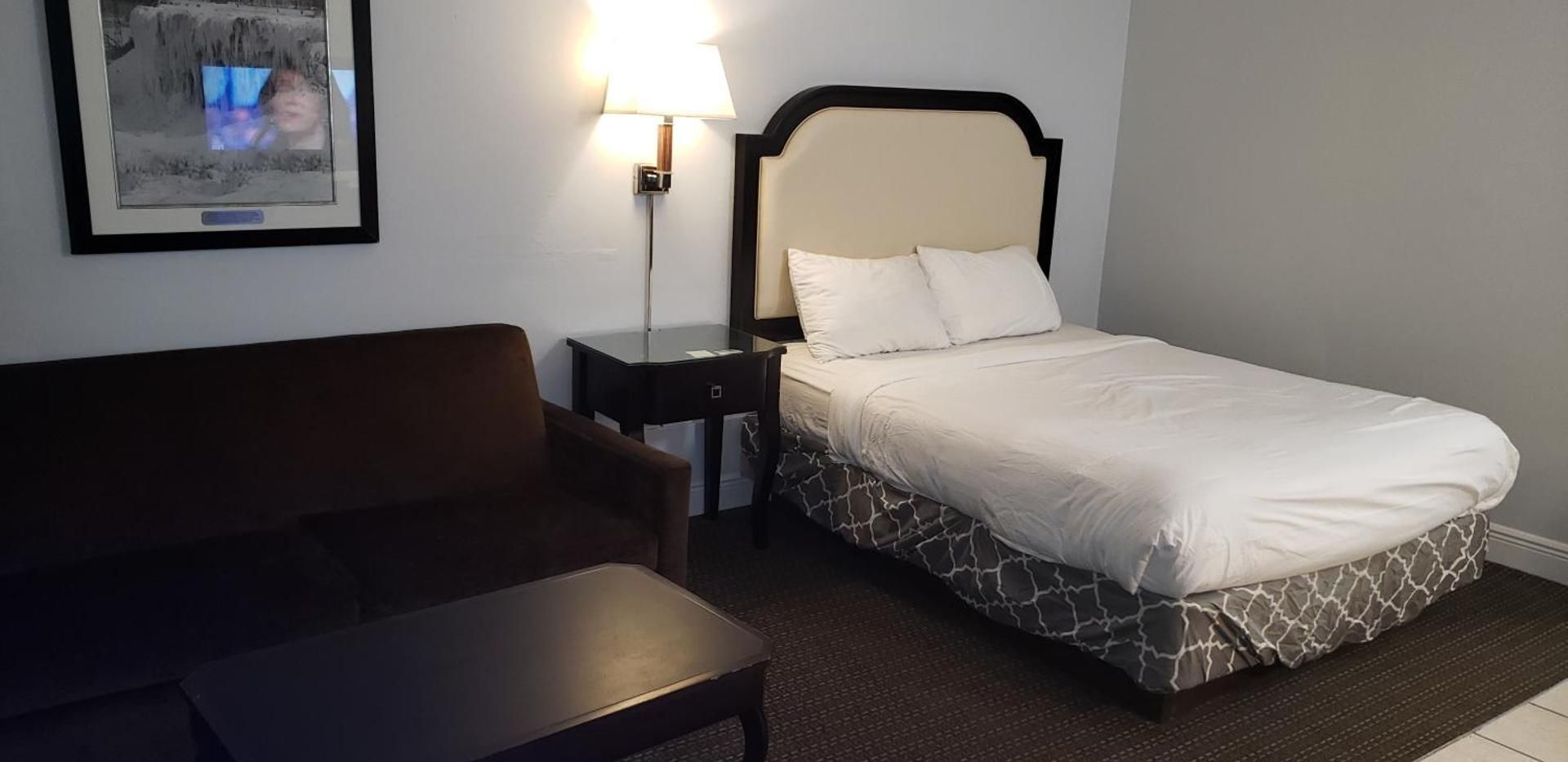 Niagara Falls Courtside Inn Queen Room