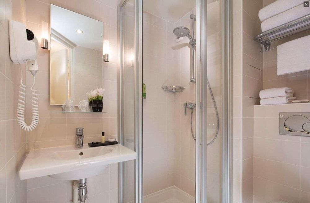 Hotel Queen Mary Paris Standard Double Room 6