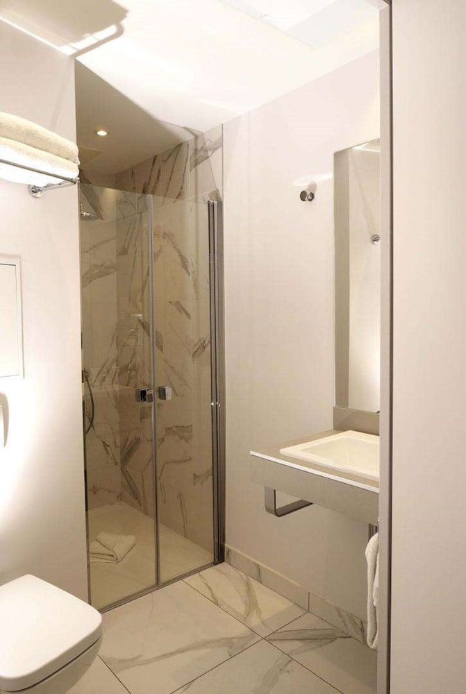 Hotel Queen Mary Paris Standard Double Room 5