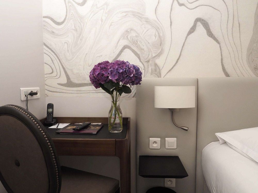 Hotel Queen Mary Paris Standard Double Room 7