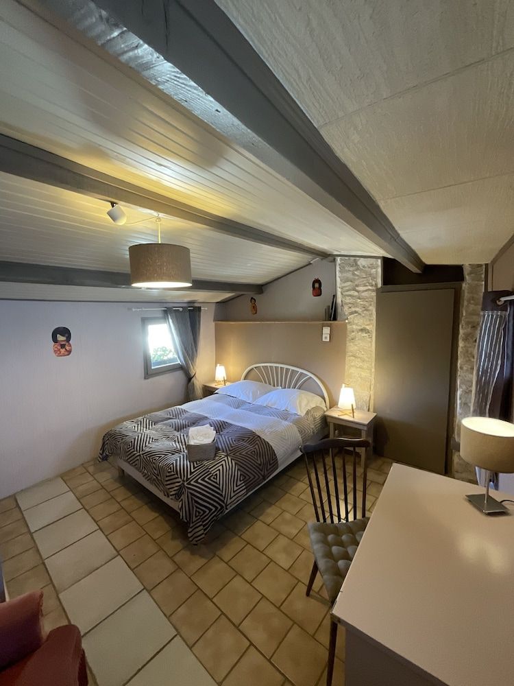 Double Room, Shared Bathroom (Chtaigne)