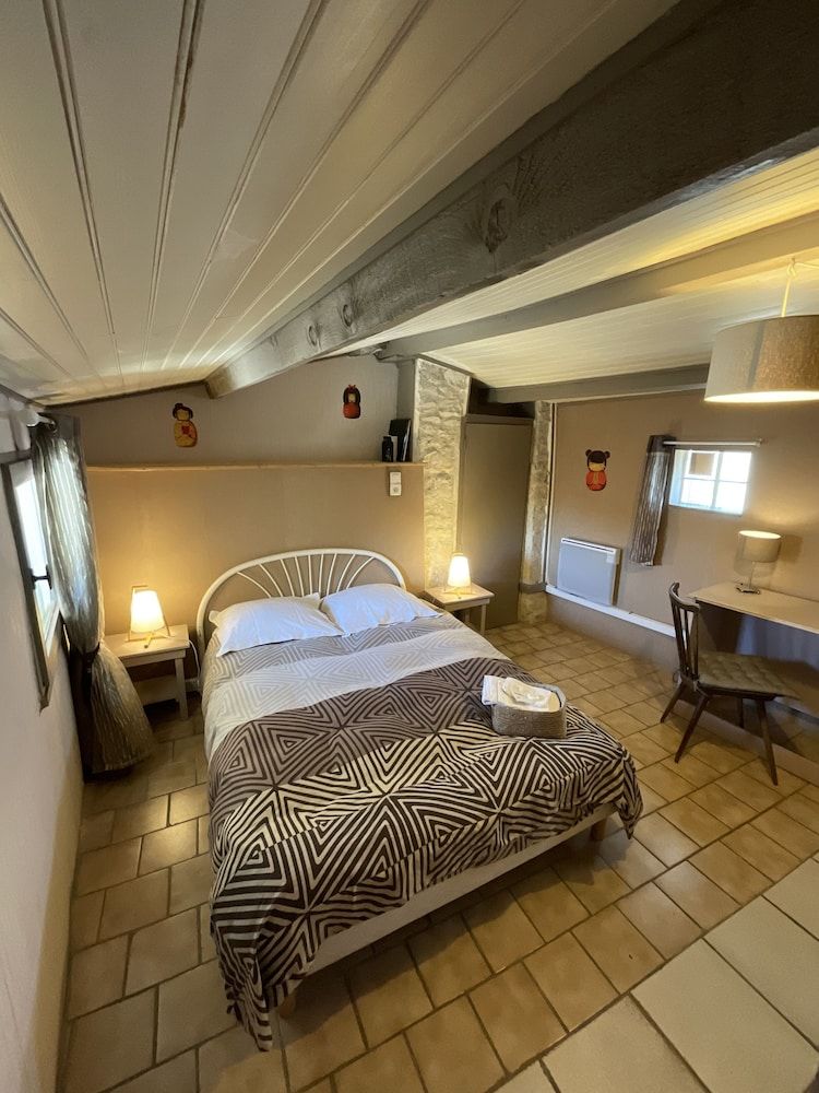 Double Room, Shared Bathroom (Chtaigne)