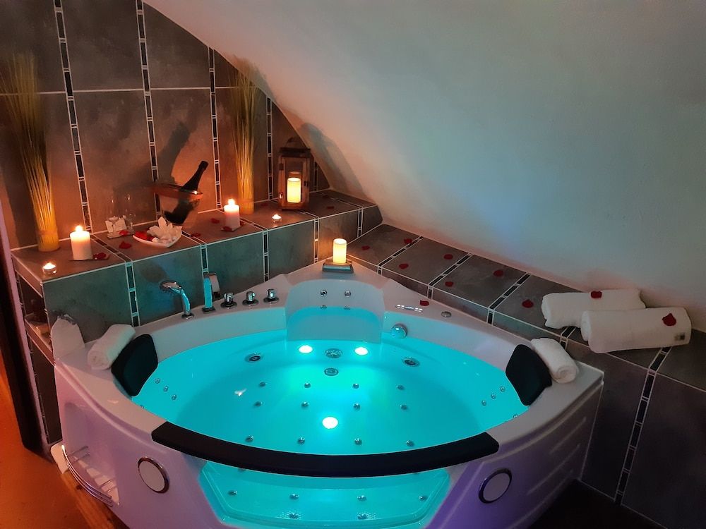 Romantic Suite, Jetted Tub