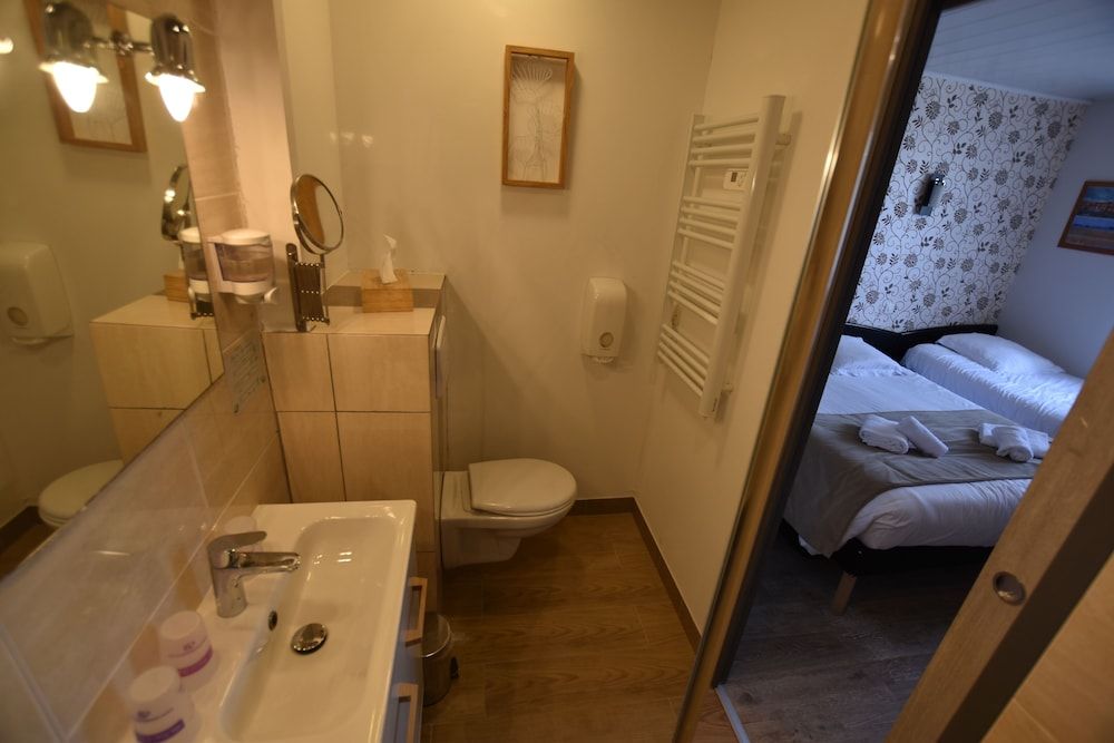 Hotel Le Bayeux Superior Double Room 9