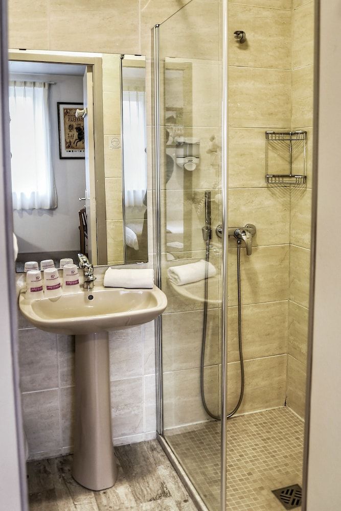 Hotel Le Bayeux Triple Room, 3 Twin Beds 4