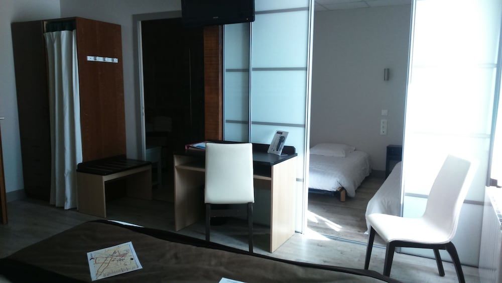 Hotel Le Bayeux Family Room 6 people 9