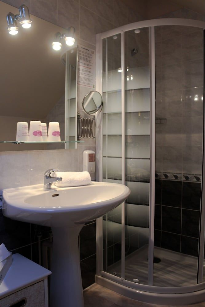 Hotel Le Bayeux Triple Room, 3 Twin Beds 5