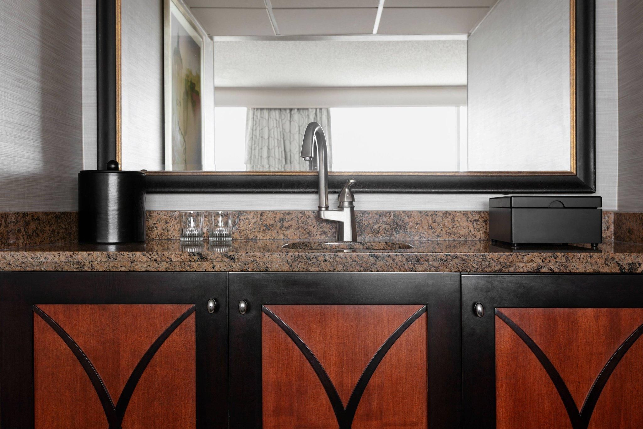 Hospitality Suite, 1 King Murphy