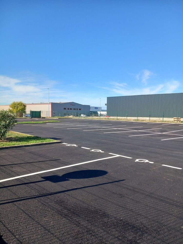 Wheelchair-accessible van parking
