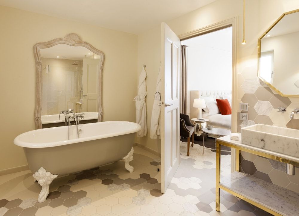 Suite with semi-private pool