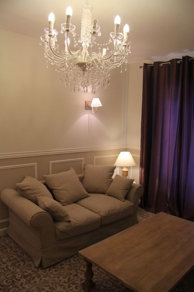 Bastille Hostel Apartment 13