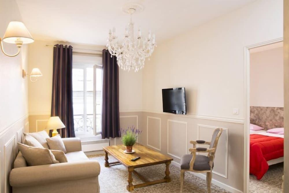 Bastille Hostel Apartment 12