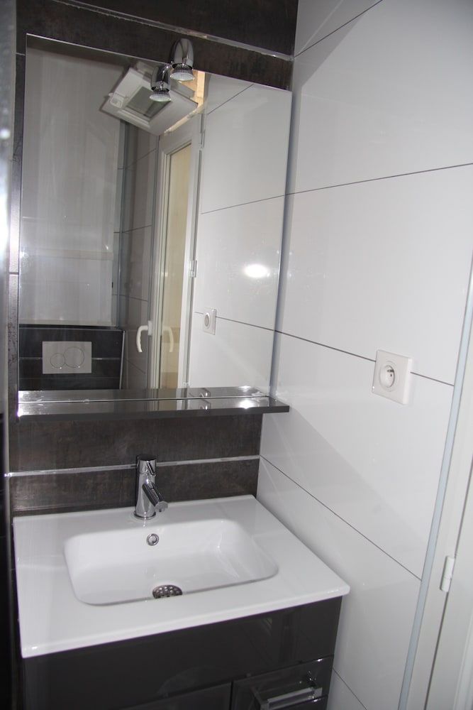 Bastille Hostel Apartment 5