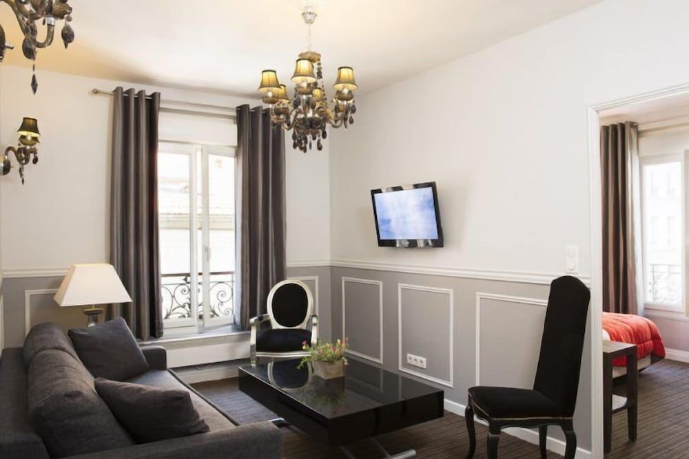 Bastille Hostel Apartment 10