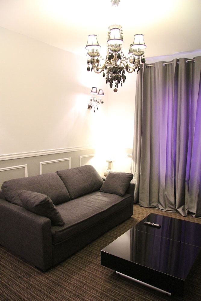 Bastille Hostel Apartment 11